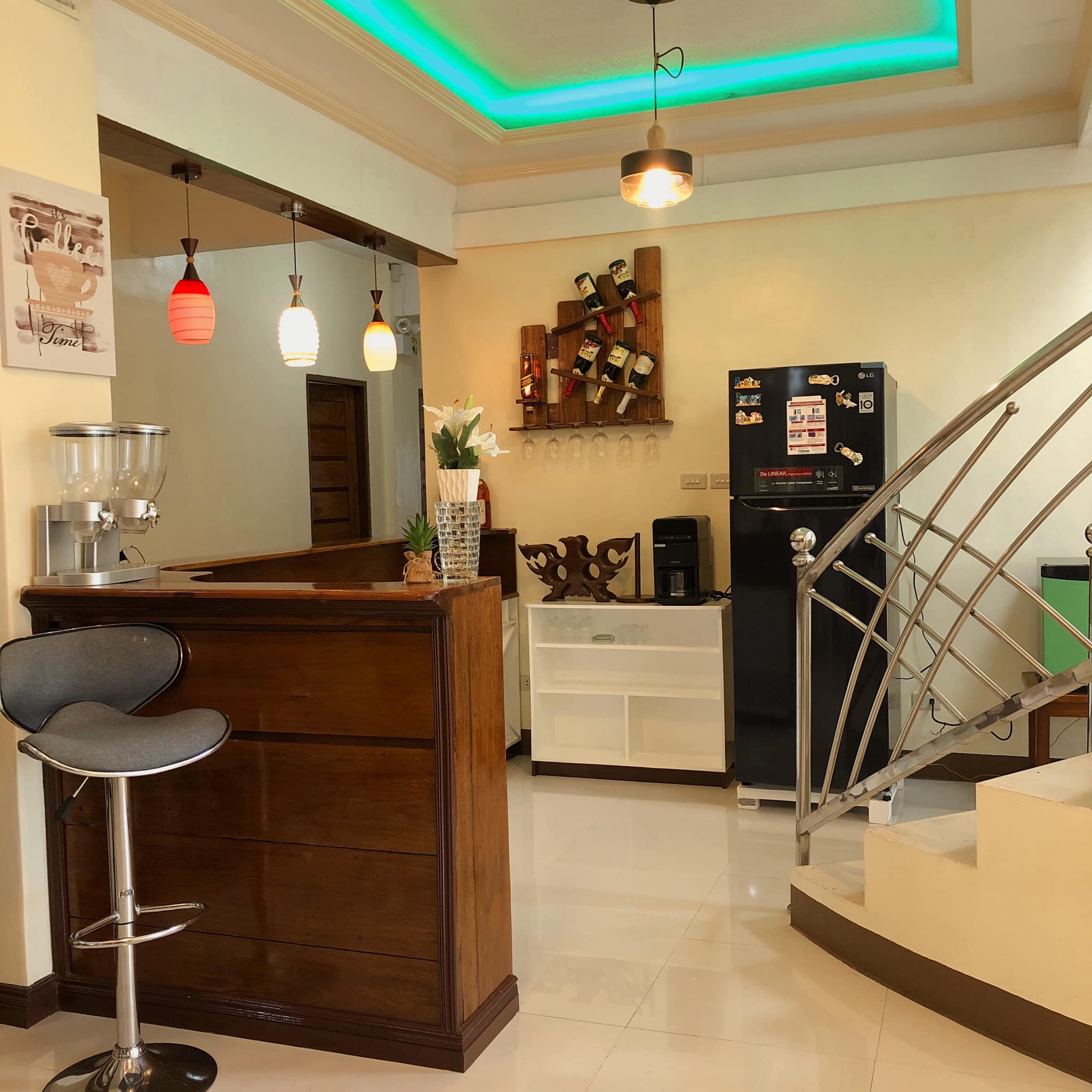 <b class="font-bara"><i class="bi bi-geo-fill h4"></i> HIRON'S GUESTHOUSE</b> <br/>Hiron’s Guesthouse provides accommodation for the Madridanon’s guests and travelers. Located at P-1 Linibonan, Marid, Surigao del Sur.

Contact number: 09484435736